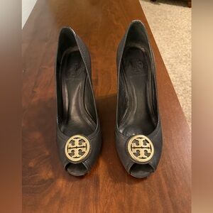 Tory Burch Black Leather Peep-Toe Pumps with Gold Logo Medallion